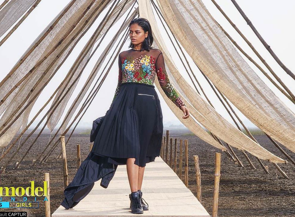 Next Top Ấn Độ cho thí sinh chụp hình catwalk giữa đồng ruộng - Ảnh 8. Next Top Ấn Độ cho thí sinh chụp hình catwalk giữa đồng ruộng - Ảnh 8.