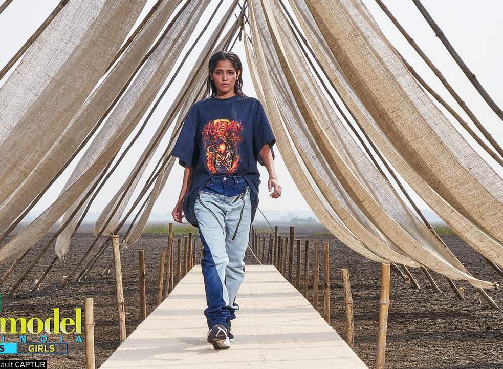 Next Top Ấn Độ cho thí sinh chụp hình catwalk giữa đồng ruộng - Ảnh 1. Next Top Ấn Độ cho thí sinh chụp hình catwalk giữa đồng ruộng - Ảnh 1.