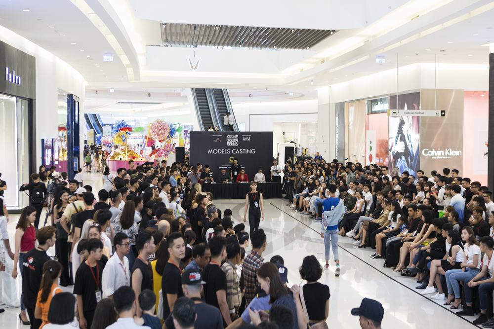 Mẫu 13 tuổi catwalk ấn tượng gây sốt, xuất hiện thí sinh giống Hoàng Thùy tại buổi casting VIFW Xuân/Hè 2018 - Ảnh 16.