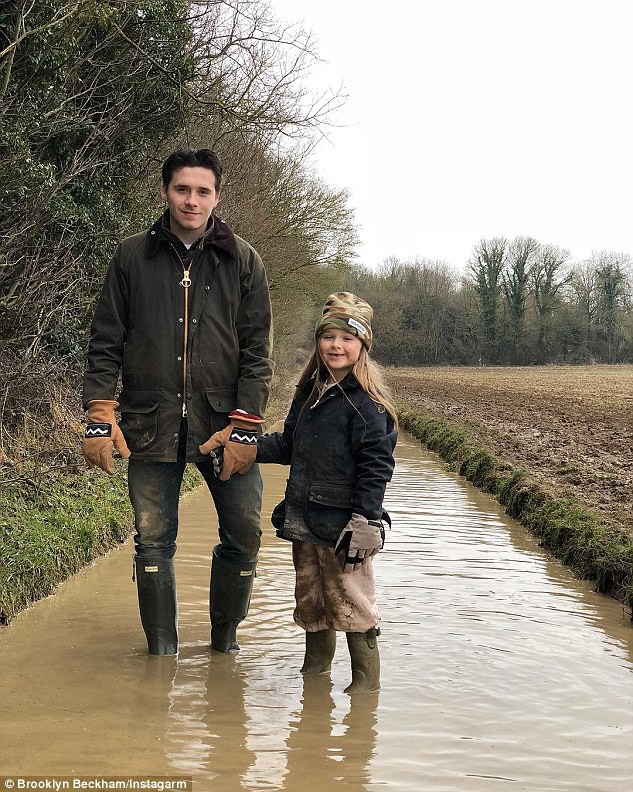 Không còn là cô bé mặc đồ hiệu, Harper Beckham lấm lem bùn đất khi về miền quê cùng gia đình - Ảnh 1.