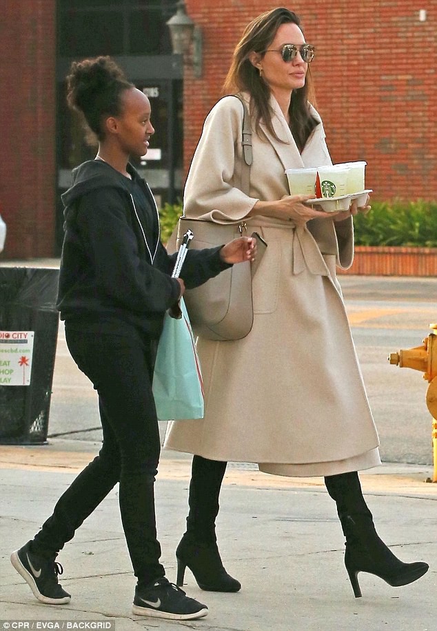 Angelina Jolie có hàng trăm tỷ, nhưng con gái cô lại mặc đồ giản dị và tự xách đồ khi mua sắm - Ảnh 8.