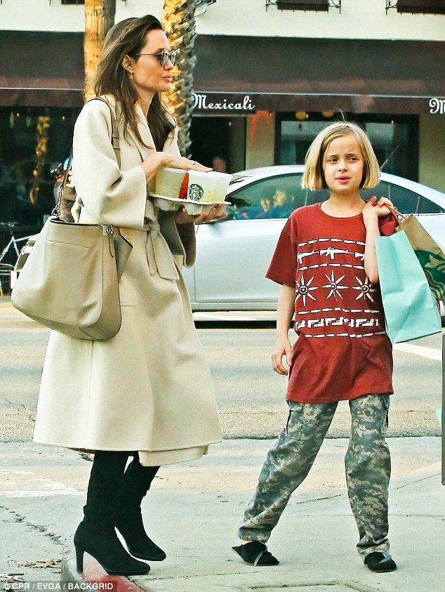 Angelina Jolie có hàng trăm tỷ, nhưng con gái cô lại mặc đồ giản dị và tự xách đồ khi mua sắm - Ảnh 3.