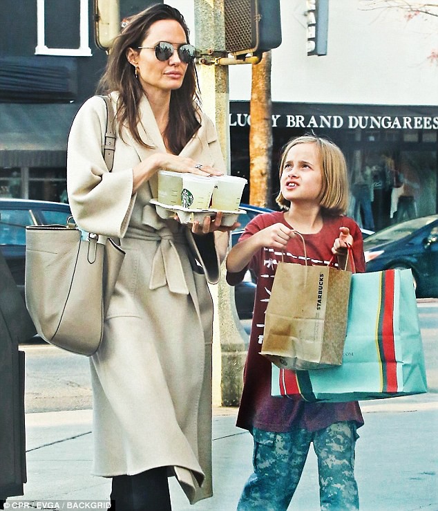 Angelina Jolie có hàng trăm tỷ, nhưng con gái cô lại mặc đồ giản dị và tự xách đồ khi mua sắm - Ảnh 7.