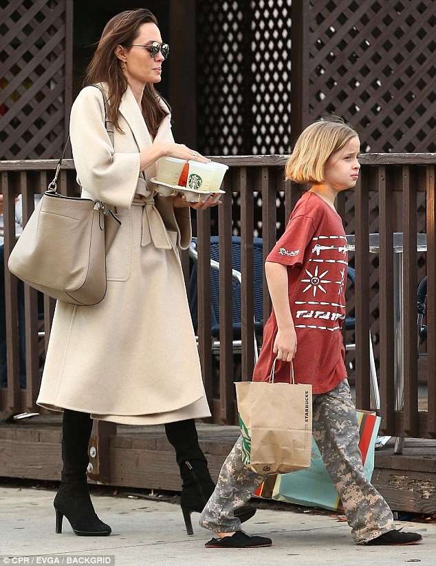 Angelina Jolie có hàng trăm tỷ, nhưng con gái cô lại mặc đồ giản dị và tự xách đồ khi mua sắm - Ảnh 6.