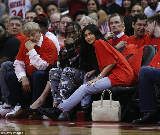 Kylie Jenner có con với bạn trai cũ gốc Việt nhưng lại bắt người yêu hiện tại đổ vỏ? - Ảnh 3. Kylie Jenner có con với bạn trai cũ gốc Việt nhưng lại bắt người yêu hiện tại đổ vỏ? - Ảnh 3.