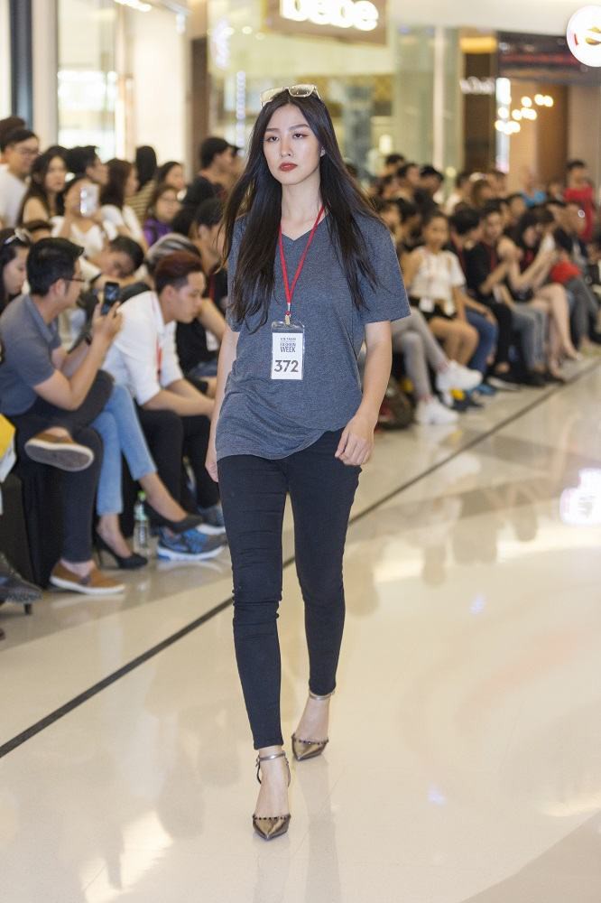 Mẫu 13 tuổi catwalk ấn tượng gây sốt, xuất hiện thí sinh giống Hoàng Thùy tại buổi casting VIFW Xuân/Hè 2018 - Ảnh 10.