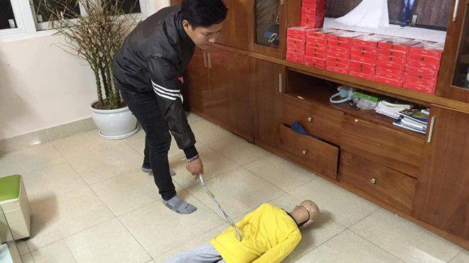 H&agrave; Nội: H&agrave;nh hạ con trai 10 tuổi d&atilde; man, người bố bị c&ocirc;ng an khởi tố th&ecirc;m tội cố &yacute; g&acirc;y thương t&iacute;ch - Ảnh 1.
