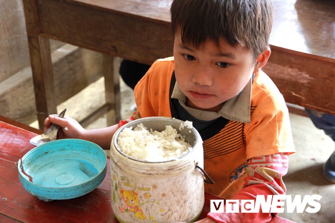 Rơi nước mắt ở điểm trường với những bữa ăn một màu trắng toát - Ảnh 6.