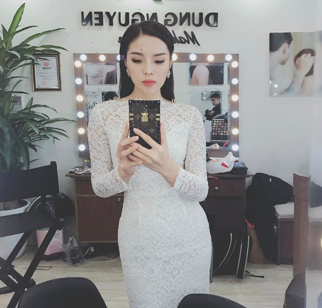Món phụ kiện nhỏ xinh có giá 28 triệu này lại được Hương Giang và loạt sao Việt yêu thích - Ảnh 6. Món phụ kiện nhỏ xinh có giá 28 triệu này lại được Hương Giang và loạt sao Việt yêu thích - Ảnh 6.