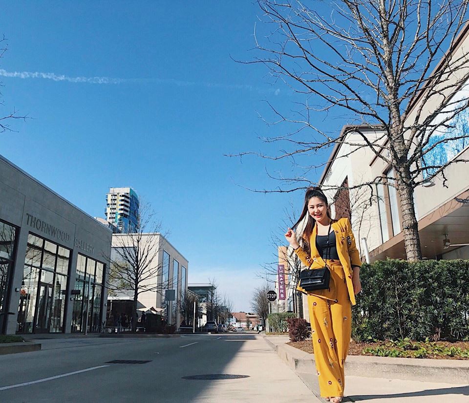 Street style sao tháng 3 báo hiệu màu vàng đang là hot trend khi Chi Pu, Hương Tràm, Văn Mai Hương... đều chọn mặc - Ảnh 2. Street style sao tháng 3 báo hiệu màu vàng đang là hot trend khi Chi Pu, Hương Tràm, Văn Mai Hương... đều chọn mặc - Ảnh 2.