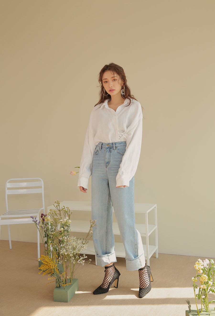 Sắm gì thì sắm, tủ đồ của bạn nên có đủ 4 kiểu quần jeans này để không bao giờ phải lo không có gì để mặc - Ảnh 4. Sắm gì thì sắm, tủ đồ của bạn nên có đủ 4 kiểu quần jeans này để không bao giờ phải lo không có gì để mặc - Ảnh 4.