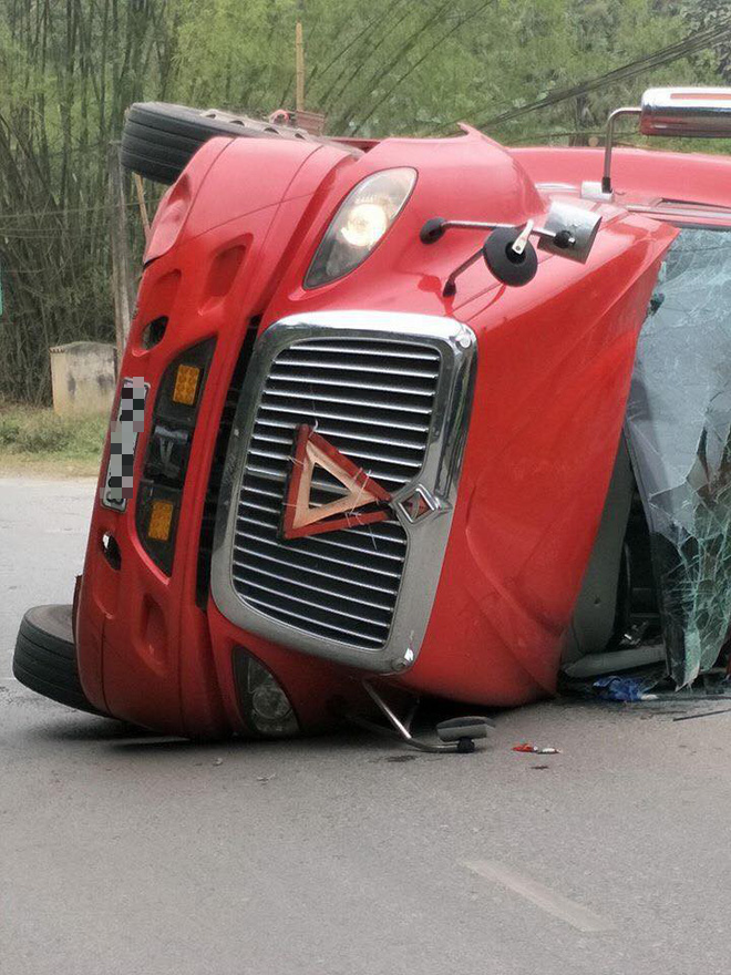 Lào Cai: Xe đầu kéo lật ngang đè lên xe máy, thai phụ may mắn thoát chết trong gang tấc - Ảnh 2.