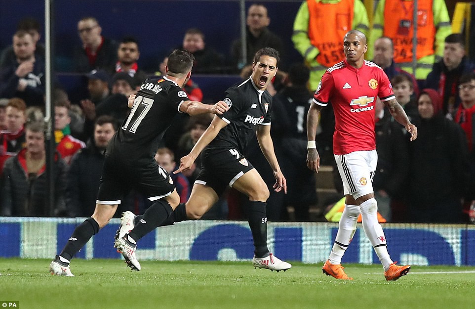 Man Utd nhạt nhòa, bị đá văng khỏi Champions League - Ảnh 5. Man Utd nhạt nhòa, bị đá văng khỏi Champions League - Ảnh 5.
