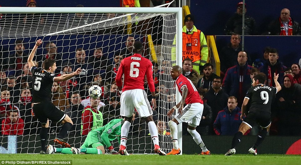 Man Utd nhạt nhòa, bị đá văng khỏi Champions League - Ảnh 7. Man Utd nhạt nhòa, bị đá văng khỏi Champions League - Ảnh 7.