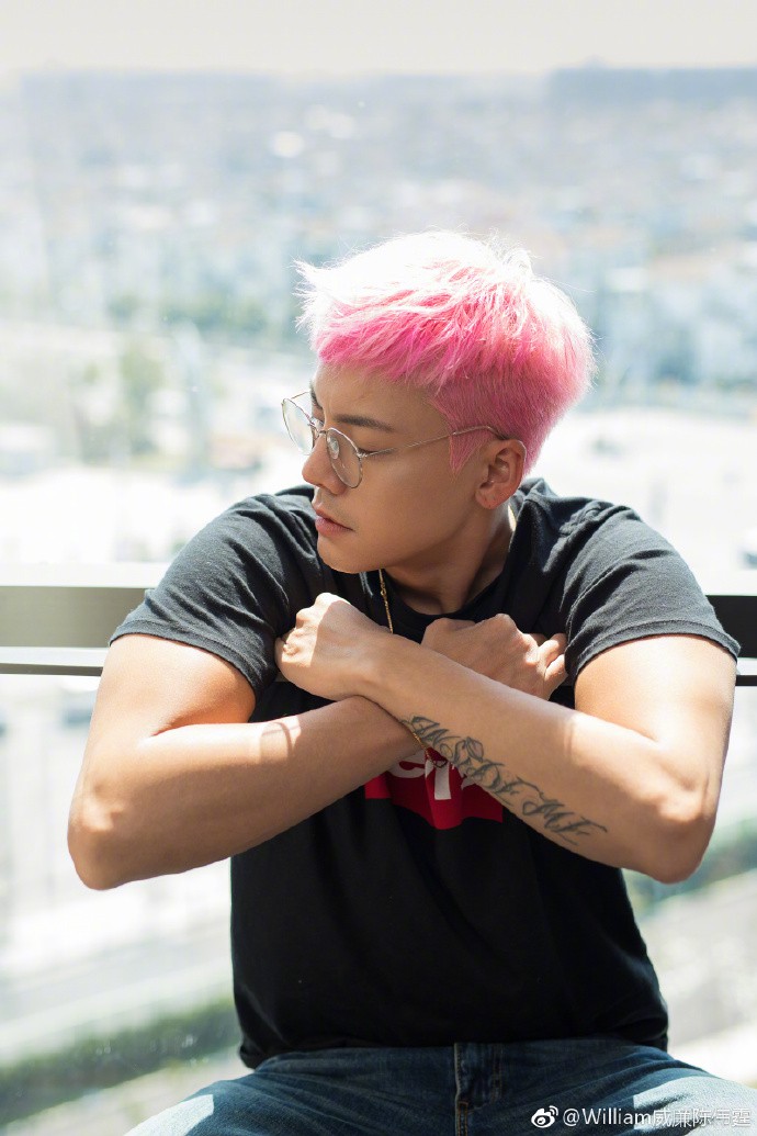 Cứ nói mãi về idol Hàn, bạn nào biết Cbiz cũng có anh chàng chỉ thích nhuộm những màu tóc “khó chiều” - Ảnh 2. Cứ nói mãi về idol Hàn, bạn nào biết Cbiz cũng có anh chàng chỉ thích nhuộm những màu tóc “khó chiều” - Ảnh 2.