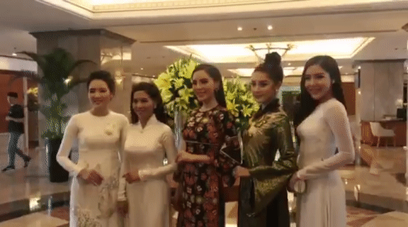 Clip: Hội ngộ tại sự kiện, Kỳ Duy&ecirc;n v&agrave; Huyền My sượng s&ugrave;ng chụp ảnh c&ugrave;ng nhau - Ảnh 2.