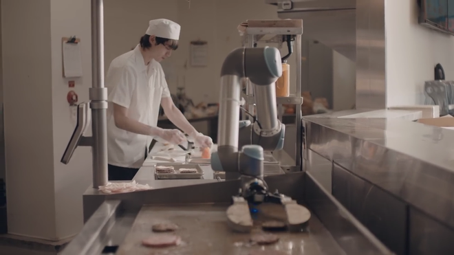 Robot lật bánh burger mới làm được vài ngày đã xin nghỉ để đi khám sức khỏe - Ảnh 1.