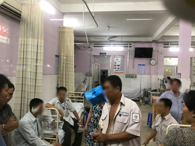 Kiểm tra đồng hồ điện nghi gian lận, 4 nhân viên điện lực bị đuổi đánh đến tận bệnh viện ở Sài Gòn - Ảnh 1.