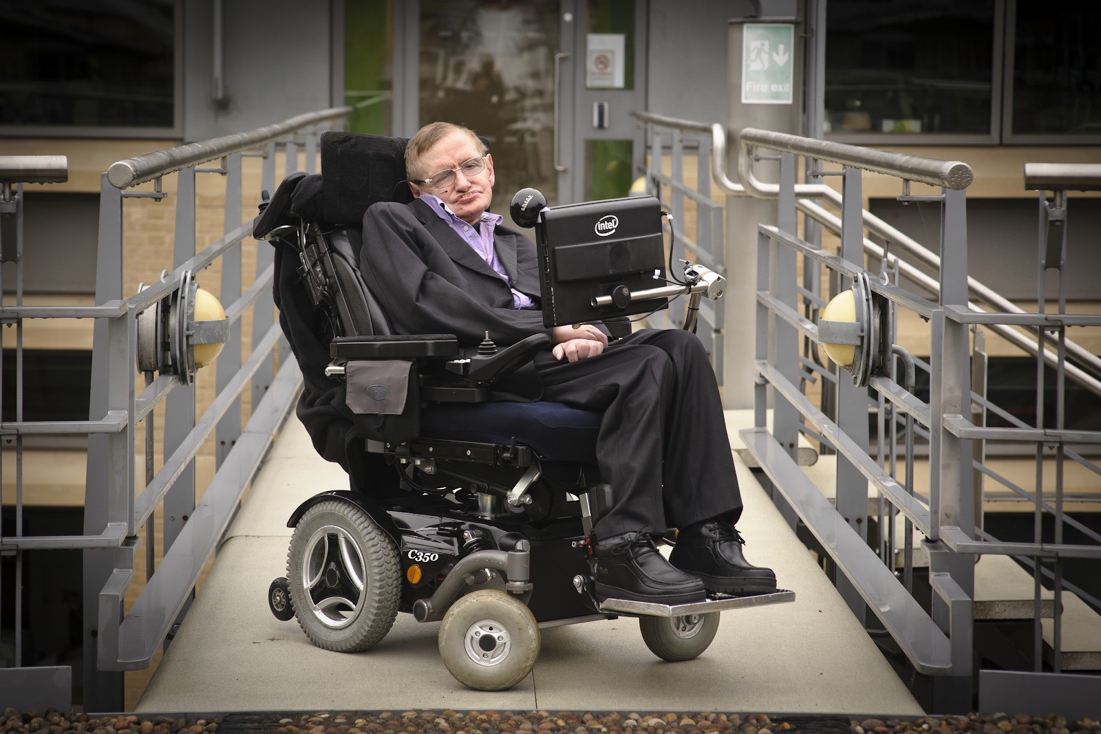 Cuộc đời vĩ đại của thiên tài Stephen Hawking: Dù phải vật lộn với căn bệnh nan y, ông đã để lại cho nhân loại cả kho tàng tri thức - Ảnh 5.