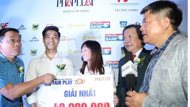 U23 Việt Nam và Văn Toàn tạo sóng ở lễ trao giải Fair-Play 2017 - Ảnh 1.