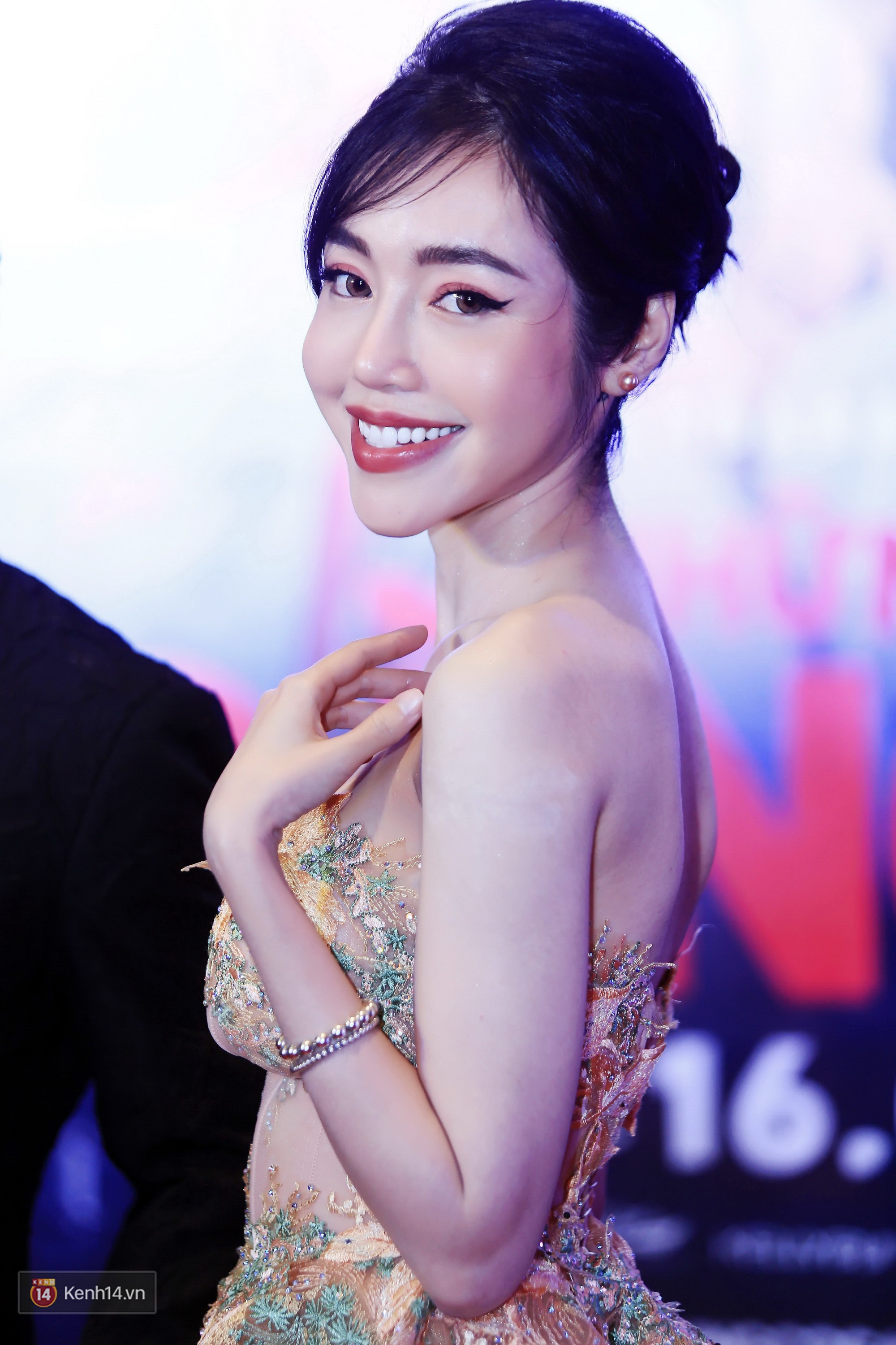 Bà mẹ hai con Elly Trần diện đầm công chúa, khoe dáng điệu đà trên thảm đỏ