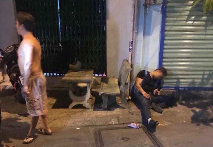 Nam thanh niên bị bắn gục ngay trước cửa nhà ở Sài Gòn - Ảnh 1. Nam thanh niên bị bắn gục ngay trước cửa nhà ở Sài Gòn - Ảnh 1.