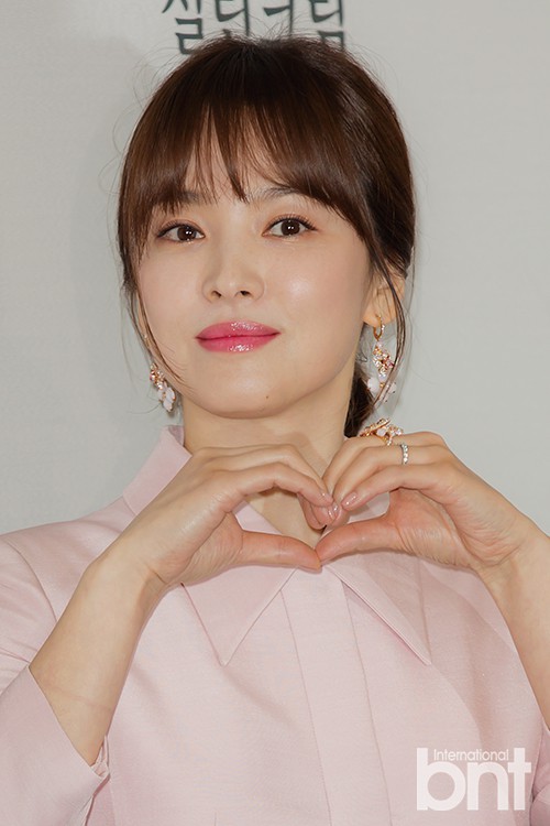 Song Hye Kyo lần đầu xuất hiện chính thức tại Hàn: Đẹp xuất sắc, nhưng mặt và bụng hơi đáng nghi? - Ảnh 10.