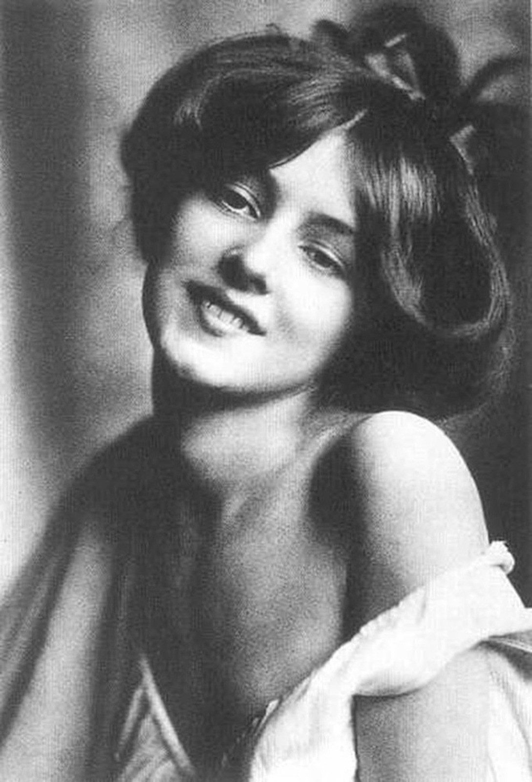 Cuộc đời thăng trầm của siêu mẫu đầu tiên trên thế giới Evelyn Nesbit: tuổi thơ nghèo khó, bị đánh đập, lạm dụng tình dục và vướng vào một vụ giết người - Ảnh 2. Cuộc đời thăng trầm của siêu mẫu đầu tiên trên thế giới Evelyn Nesbit: tuổi thơ nghèo khó, bị đánh đập, lạm dụng tình dục và vướng vào một vụ giết người - Ảnh 2.