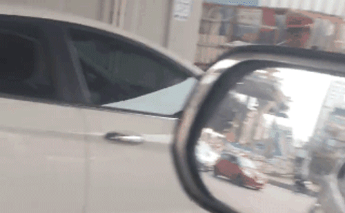 Hà Nội: Nữ tài xế lái xe ô tô vượt đèn đỏ đẩy lùi CSGT - Ảnh 1.