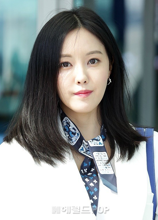 Mỹ nh&acirc;n nh&oacute;m T-ara g&acirc;y x&ocirc;n xao với đ&ocirc;i ch&acirc;n d&agrave;i kh&oacute; tin, Yoona sang chảnh biến s&acirc;n bay th&agrave;nh s&agrave;n diễn - Ảnh 9.