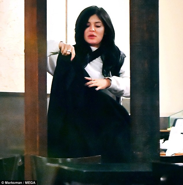 Thấy m&ocirc;i chưa đủ d&agrave;y, Kylie Jenner lại đi bơm th&ecirc;m đến sưng v&ugrave; k&eacute;m thẩm mỹ - Ảnh 4.