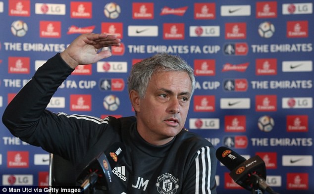 Mourinho trả lời 1 câu hỏi ngắn trong 12 phút, khiến truyền thông Anh choáng - Ảnh 1.