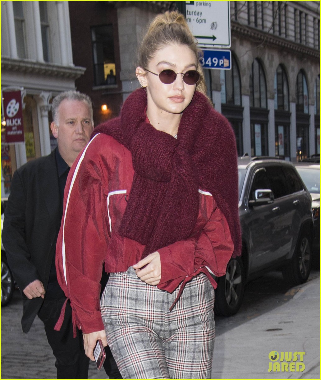 Gigi Hadid xuất hiện xinh đẹp sau chia tay Zayn, nhưng điều gây chú ý là thông điệp trên chiếc điện thoại - Ảnh 4.