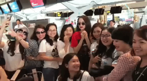Clip: Fan bắt gặp và xin chụp ảnh với Hương Giang tại sân bay Thái trước khi lên đường về nước - Ảnh 2.