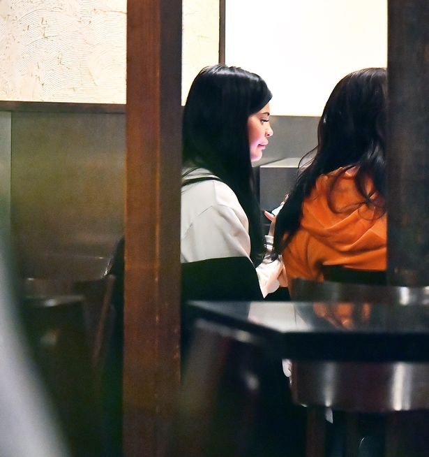Thấy m&ocirc;i chưa đủ d&agrave;y, Kylie Jenner lại đi bơm th&ecirc;m đến sưng v&ugrave; k&eacute;m thẩm mỹ - Ảnh 1.
