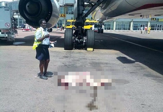Tai nạn hy hữu: Ngã ra ngoài cửa thoát hiểm máy bay, nữ tiếp viên hàng không tử nạn trên đường băng - Ảnh 1.