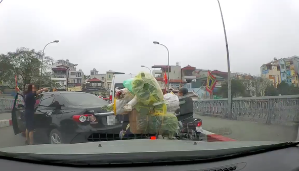 Hà Nội: Người phụ nữ thản nhiên quay đầu ô-tô giữa cầu chật hẹp giờ cao điểm còn lớn tiếng chửi bới người đi đường - Ảnh 2.