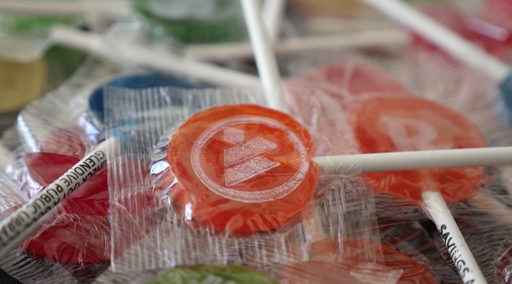 Ngắm nhìn cách kẹo mút được tạo ra - mỗi lần hàng chục ngàn cây trong nhà máy - Ảnh 1. Ngắm nhìn cách kẹo mút được tạo ra - mỗi lần hàng chục ngàn cây trong nhà máy - Ảnh 1.