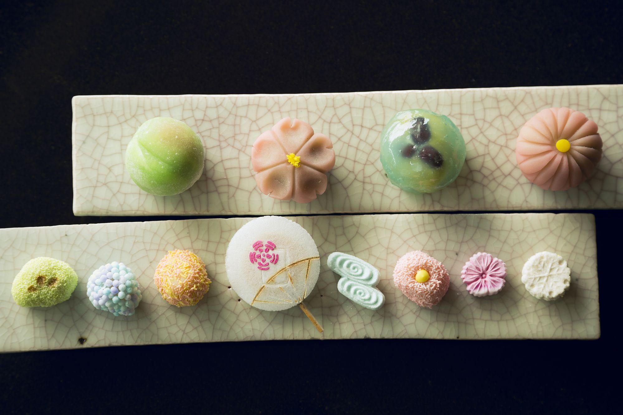 Bánh wagashi ăn kèm với trà được làm theo nhiều hình dáng khác nhau