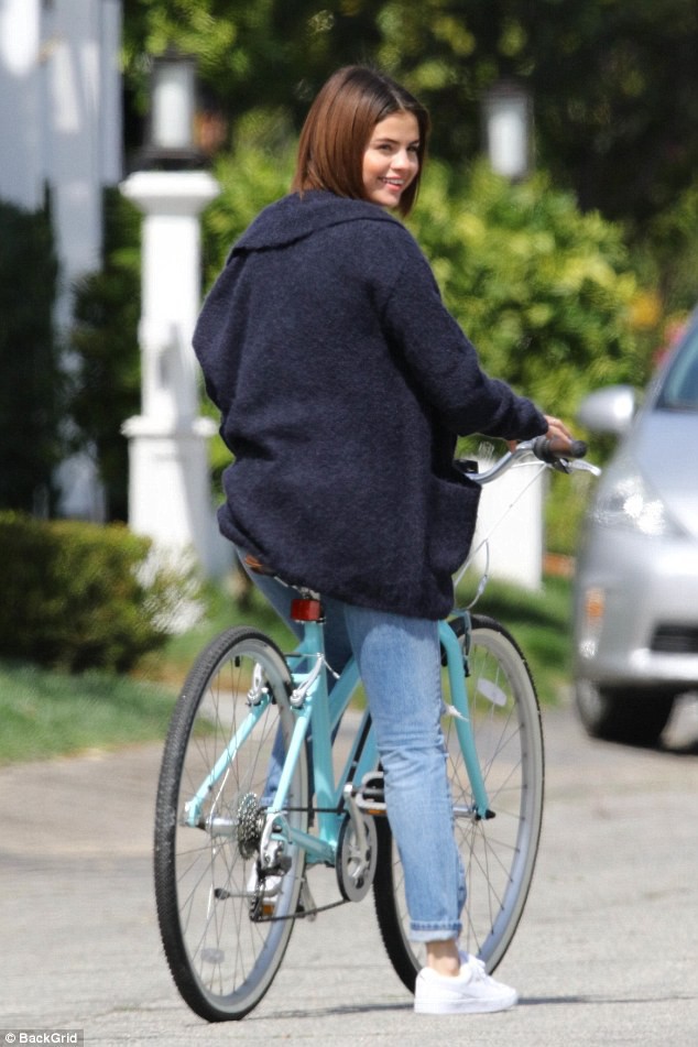 Justin Bieber khát bao nhiêu, Selena Gomez lại càng báng bấy nhiêu sau buổi cứt tay - hình 1. Justin Bieber màng bao nhiêu, Selena Gomez lại càng già bấy nhiêu sau đại hồi phân tay - ảnh 1.