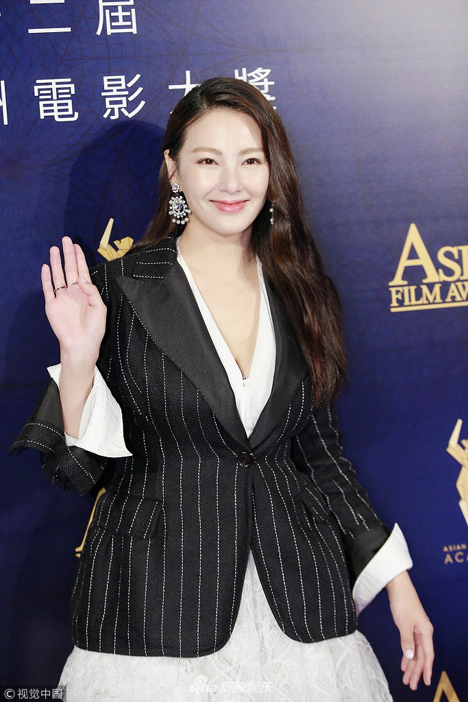 Thảm đỏ hot nhất bữa nay: Yoona hát tuồng xáp mỹ nhân Cbiz tuần tra nét xinh xắn nữ ngốc nghếch, Lưu Gia linh U55 khoe khoang vòng một căng đầy - hình 11. Thảm hường hot nhất bữa nay: Yoona hát bội xáp mỹ nhân Cbiz phẳng phiu vẻ xinh nữ ngốc nghếch, Lưu Gia lẻ U55 khoe khoang vòng đơn căng đầy - ảnh 11.