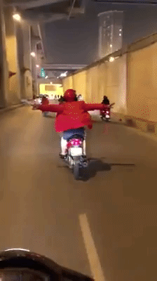 M&agrave;n xiếc th&oacute;t tim trong hầm chui ở H&agrave; Nội: Người phụ nữ l&aacute;i xe m&aacute;y bu&ocirc;ng cả 2 tay khiến nhiều người h&uacute; v&iacute;a - Ảnh 2.