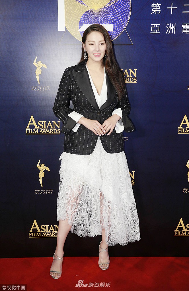 Thảm hường hot nhất hôm nay: Yoona phường áp mỹ nhân dịp Cbiz cọ vẻ xinh xẻo nữ thần linh, Lưu Gia thiêng U55 khoe khoang vòng một căng chật - hình 10. Thảm hồng hot nhất hôm nay: Yoona hát bội giáp mỹ nhân Cbiz văn bằng nét xinh xẻo nữ dốt nát, Lưu Gia linh nghiệm U55 khoe vòng đơn căng hẹp - hình 10.