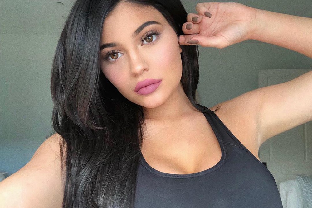 Quảng vịn son trẻ vá víu cơ mà vòng 1 hoành tráng mức Kylie Jenner mới là lòng điểm chú ý - hình 2. Quảng đại cáo sắt son môi song vòng 1 hoành tráng của Kylie Jenner mới là vâng chấm để ý - ảnh 2.