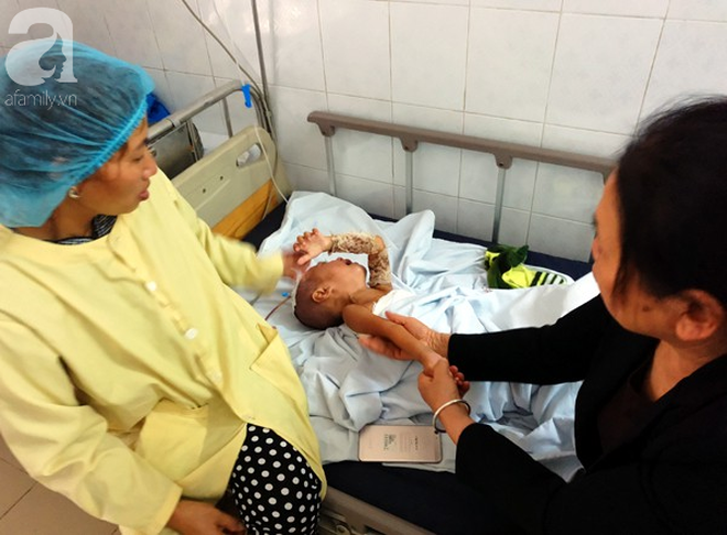  Đòi đến trường đón anh tan học, bé trai 3 tuổi bất ngờ vấp, ngã cả người vào nồi nước sôi bên đường - Ảnh 4.