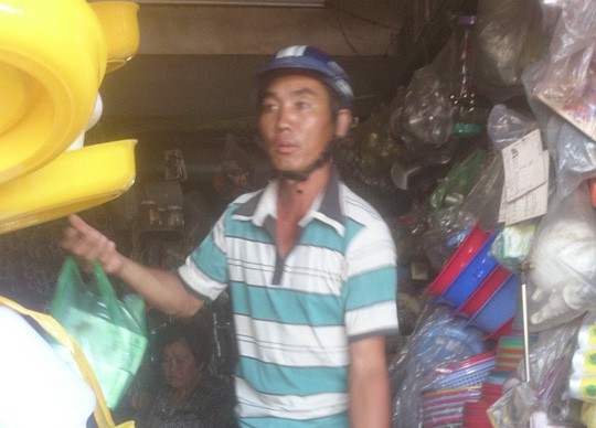 Đang đi vệ sinh, một phụ nữ bị cướp to&agrave;n bộ v&agrave;ng đeo tay - Ảnh 1.