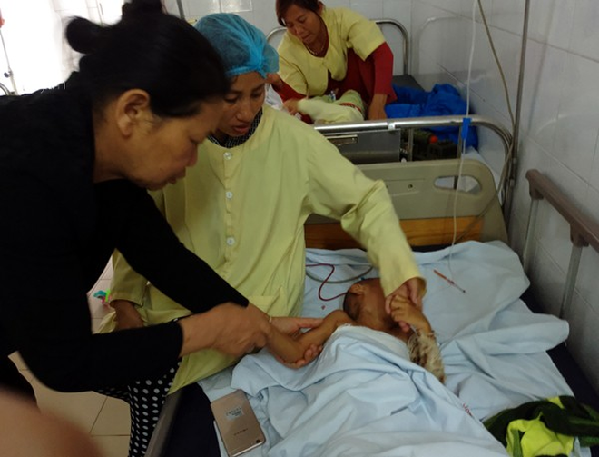  Đòi đến trường đón anh tan học, bé trai 3 tuổi bất ngờ vấp, ngã cả người vào nồi nước sôi bên đường - Ảnh 6.