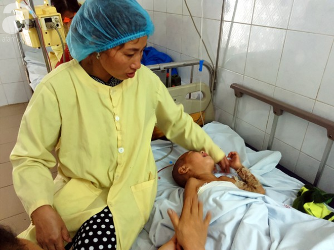  Đòi đến trường đón anh tan học, bé trai 3 tuổi bất ngờ vấp, ngã cả người vào nồi nước sôi bên đường - Ảnh 7.