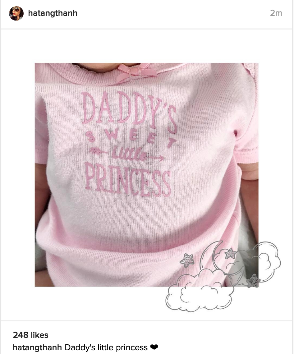 Hà Tăng từ bỏ tay tiến đánh món quà kín bặt tặng con gái trong suốt ngày đổ nhật trong suốt 1 giai đoạn - ảnh 2. Hà Tăng từ bỏ tay đánh hoa quà kín bặt biếu con gái trong ngày sinh nhật trong suốt 1 tuổi - ảnh 2.