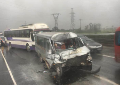 Đi cứu hộ tai nạn, xe cứu hoả đối đầu xe khách khiến nhiều người trọng thương trên cao tốc Pháp Vân - Ảnh 1.